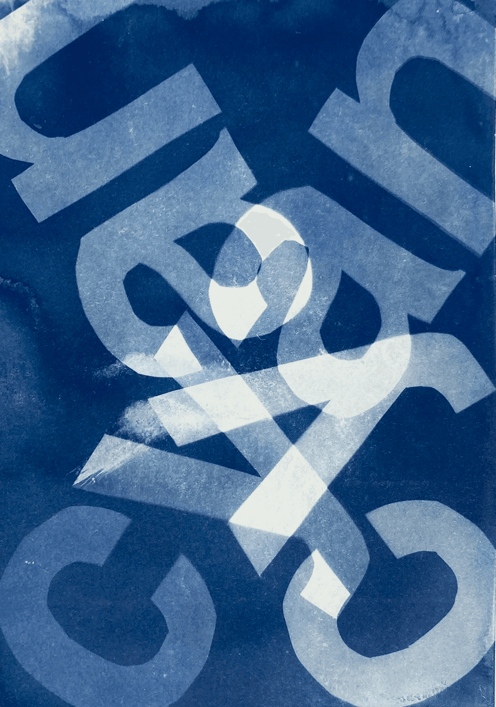 Experimentelle Typografie im Cyanotypie-Verfahren: Buchstaben C, Y, A, N in Helvetica als grafisches Designelement im Blaudruck.