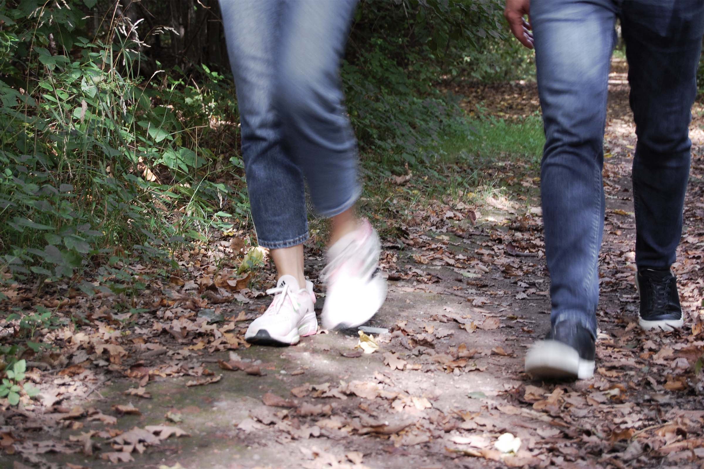 In Bewegung im Dialog sein, laufende Menschen