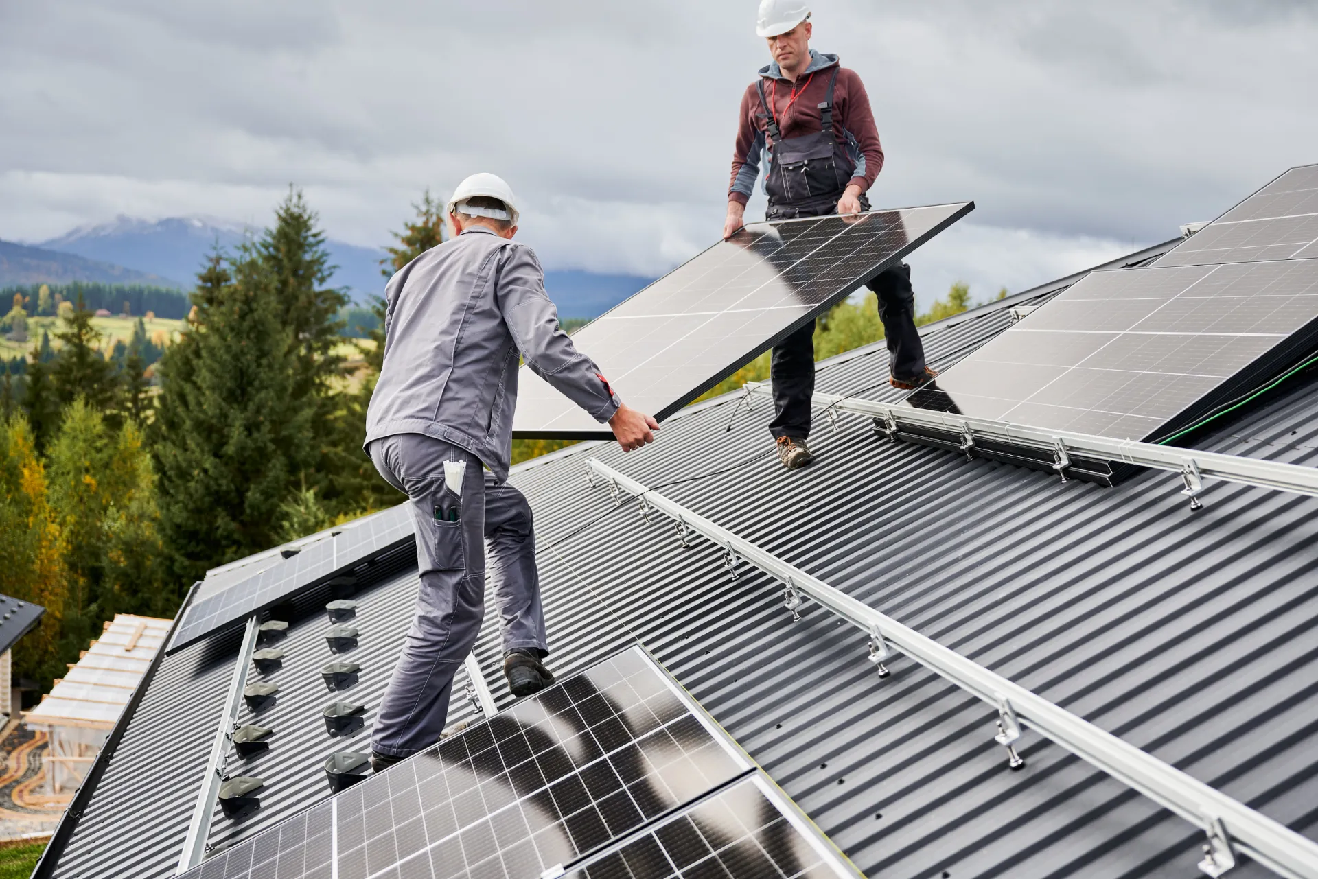 Zwei Installatuere, welche gerade eine PV-Anlage einbauen