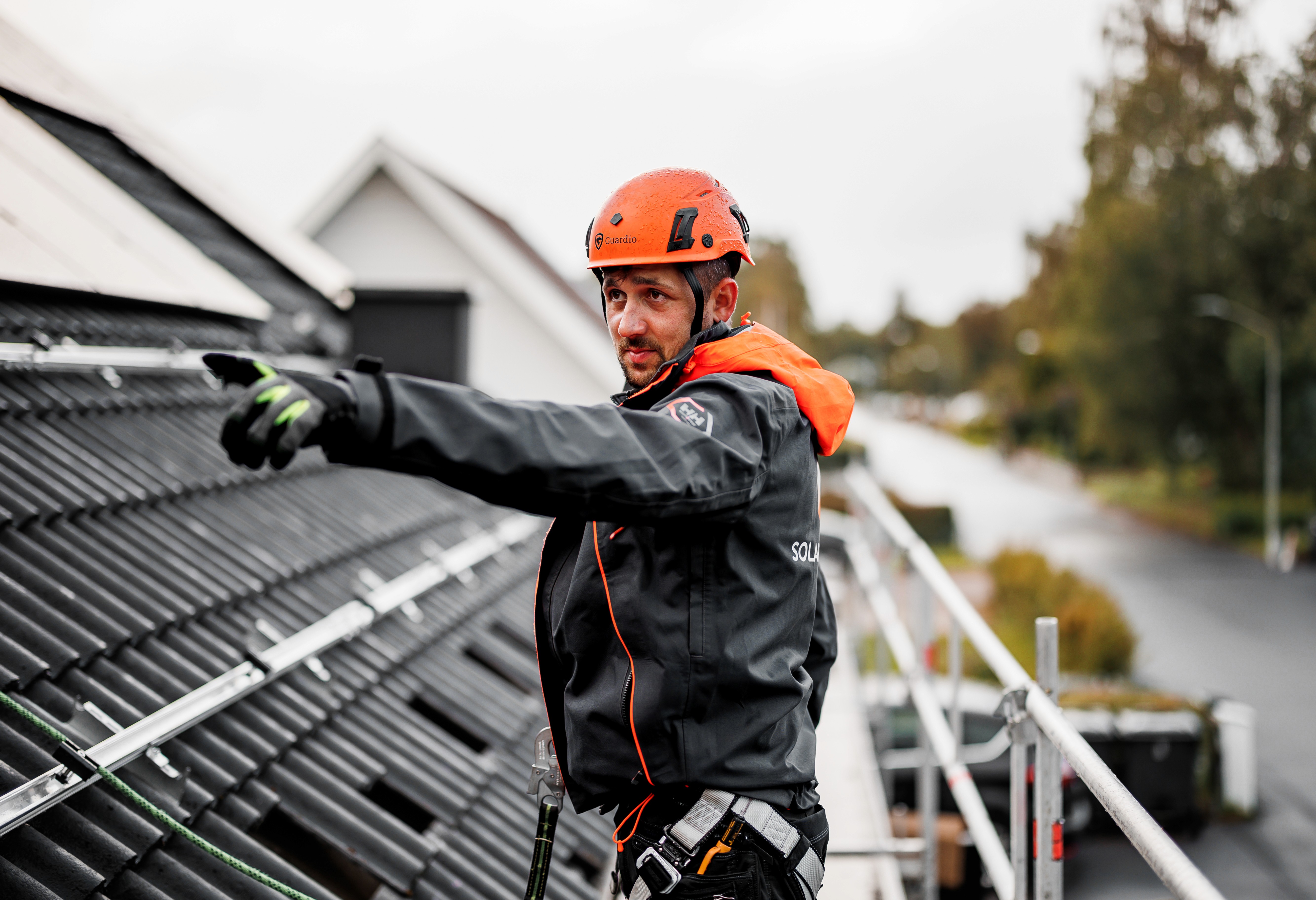 Solarkraft-tekniker utför takundersökning