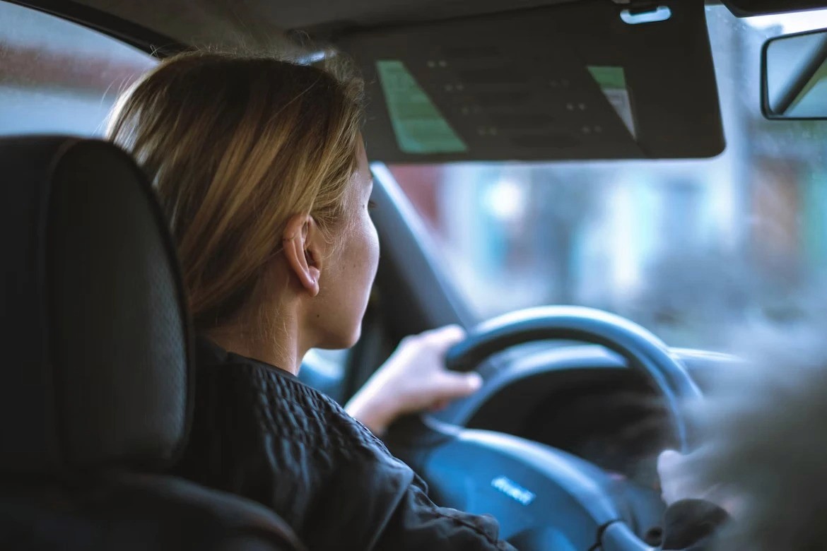 Conducteur consultant son score d'éco-conduite sur l'application mobile Fleeti, en toute autonomie