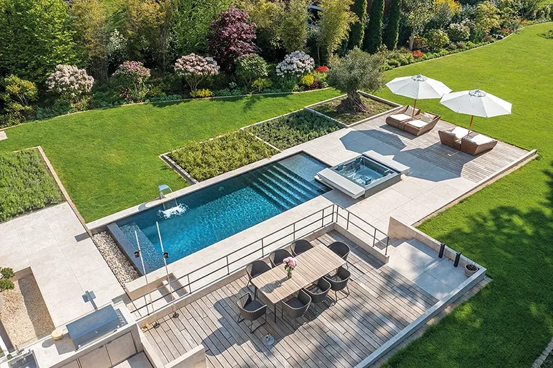 Luftaufnahme: MLine Pool mit integriertem Whirlpool auf großer Terrasse