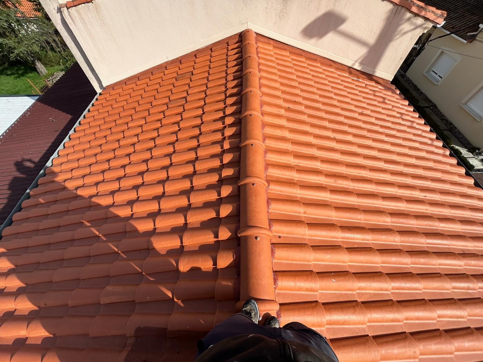 Couvreur remplaçant des ardoises endommagées sur un toit à Nantes après une tempête