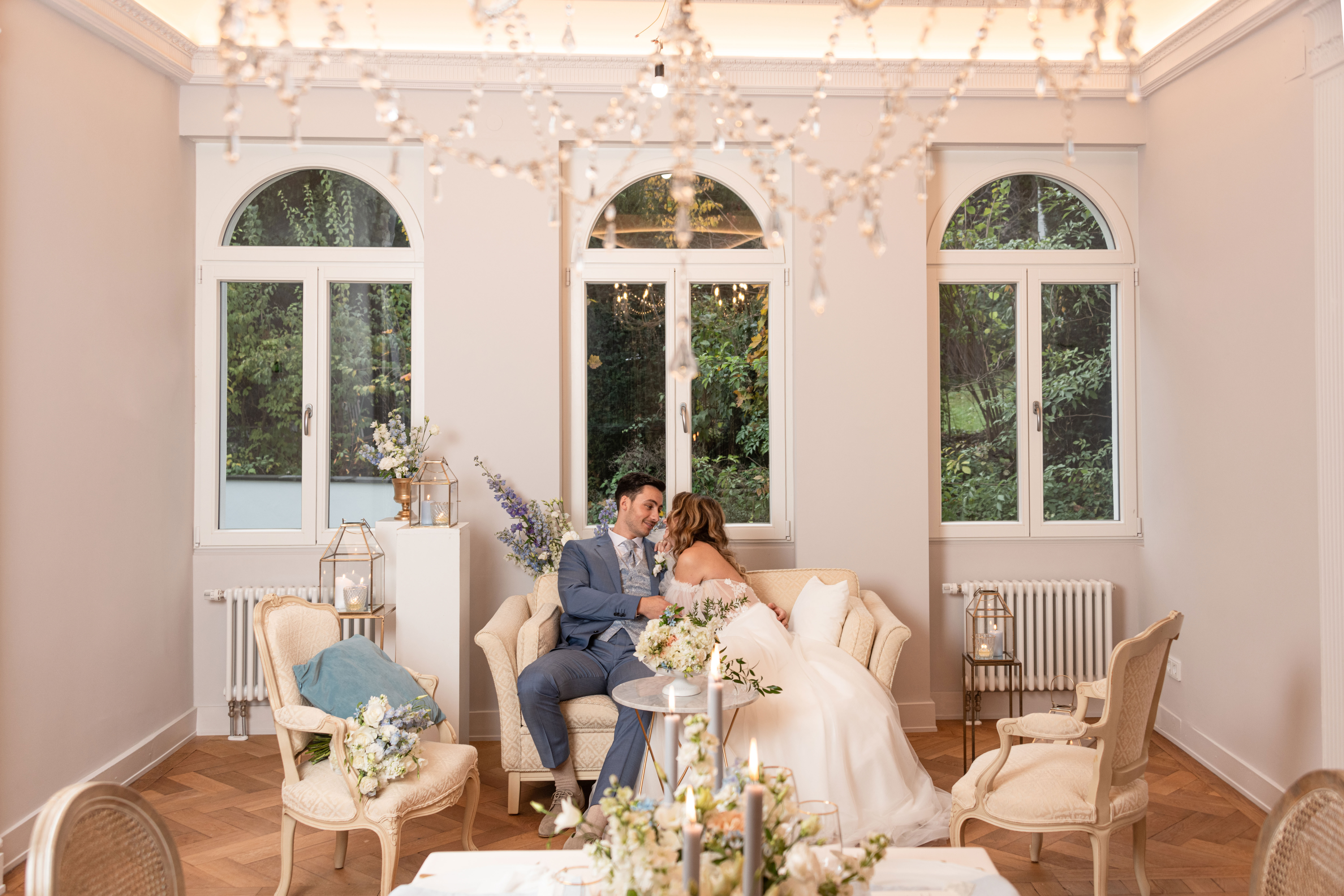Eine Braut mit verspieltem Hochzeitskleid wird fotografiert.