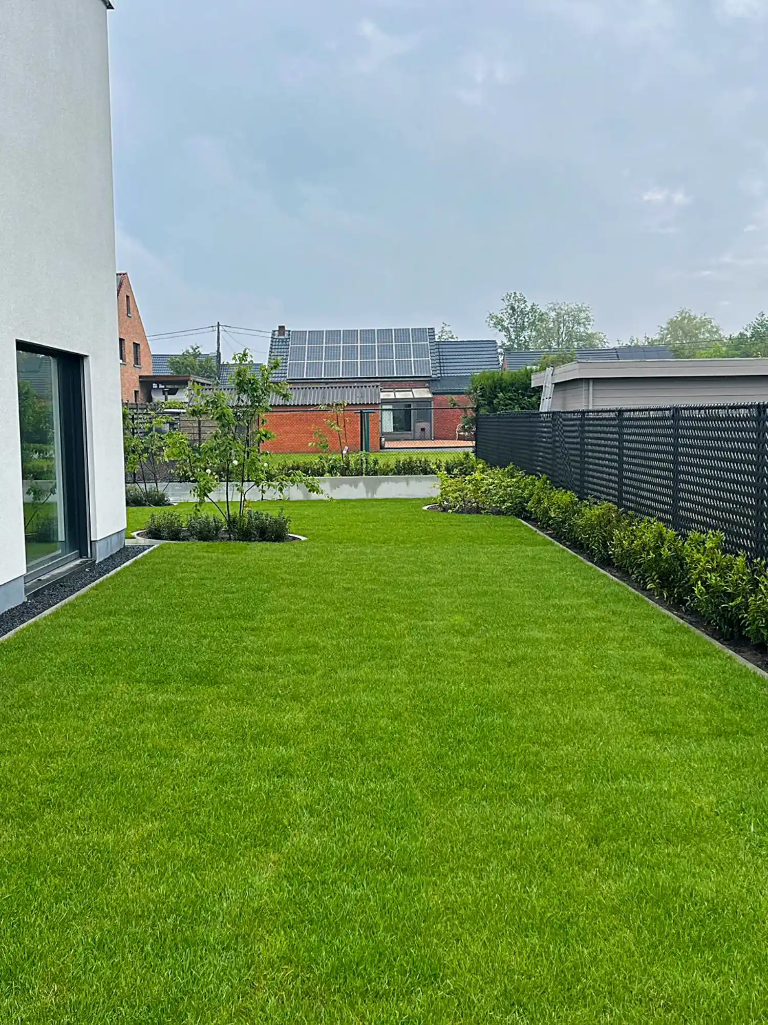 Van creatief tuinontwerp tot nauwkeurige aanleg en professioneel onderhoud: wij creëren duurzame tuinen met stijl, structuur en persoonlijke service.
