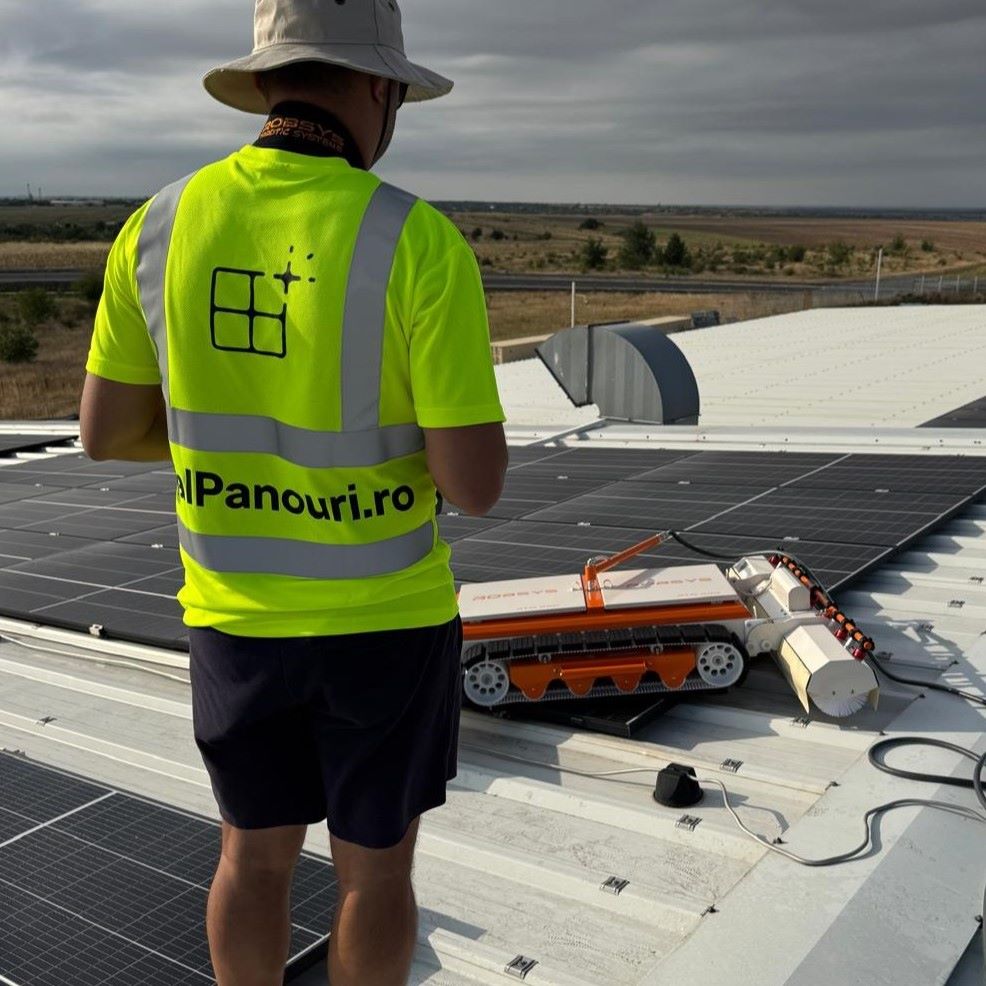 tehnician SpalPanouri.ro manevrand Robsys RTM Pro pentru spălarea panourilor solare