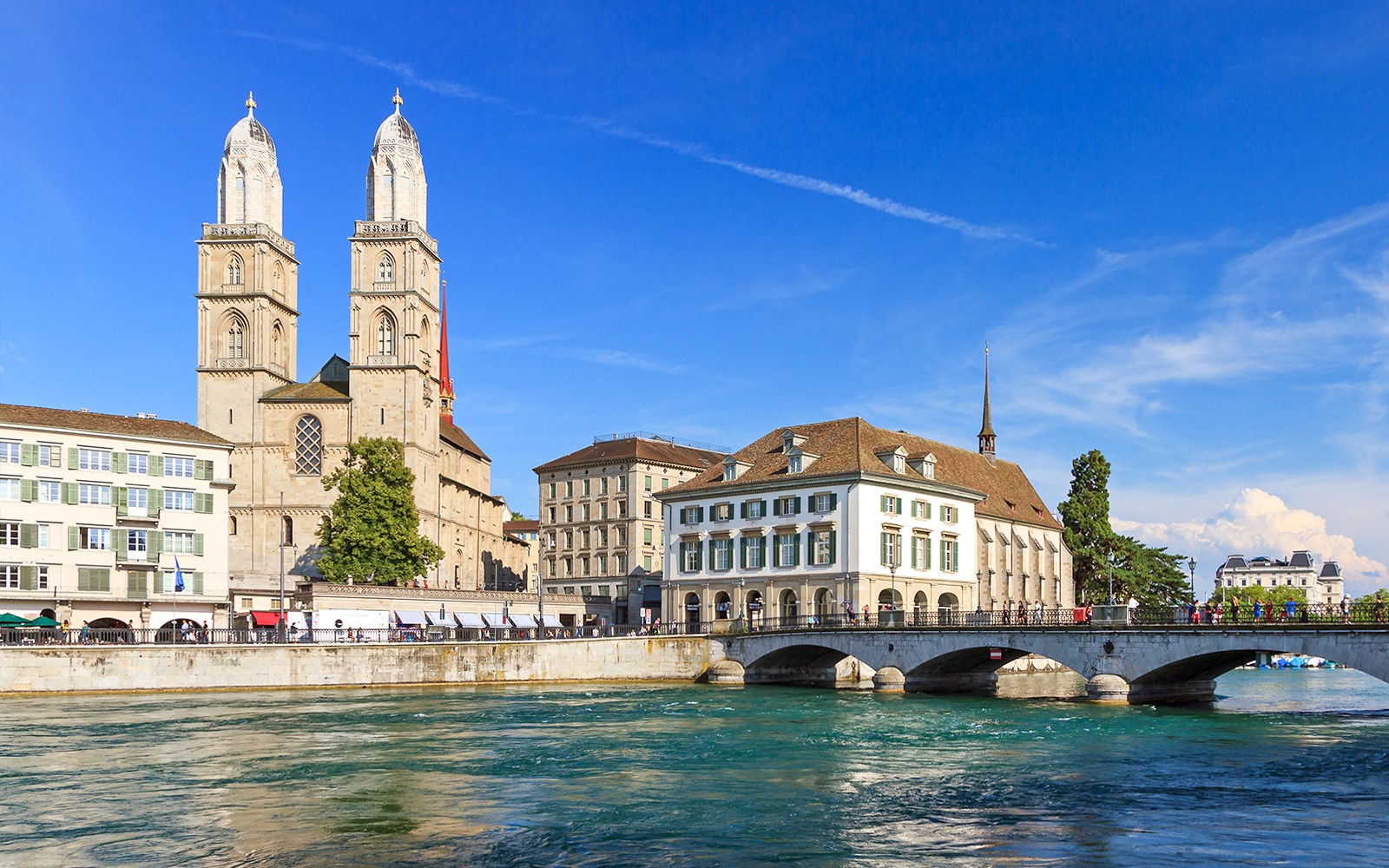 Grossmünster-kyrkan och floden Limmat på Zürichs stadstur.