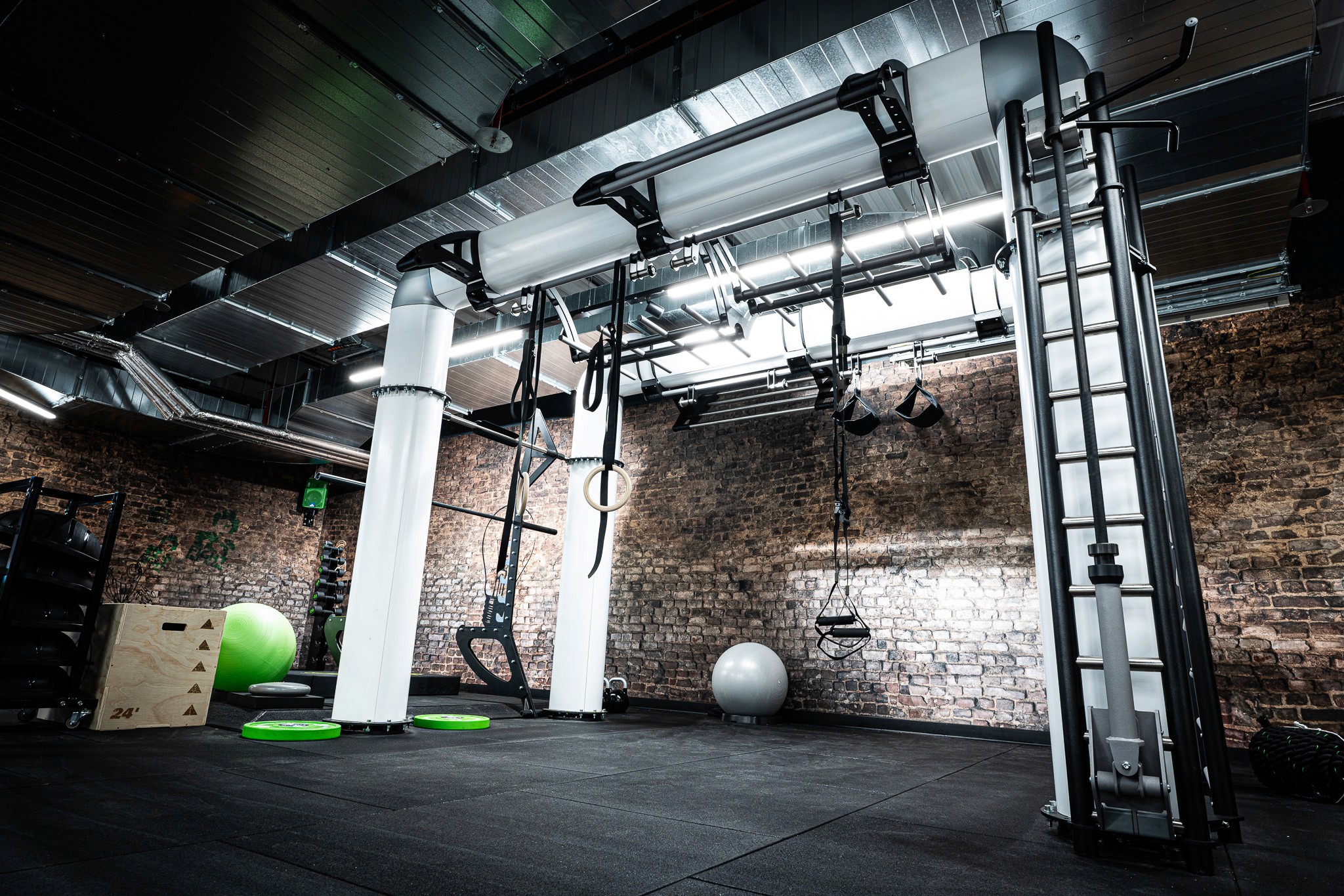  Turm im Functional-Bereich des XTRAFIT Fitnessstudios in Wiesbaden mit vielseitigen Trainingsmöglichkeiten und urbanem Design.