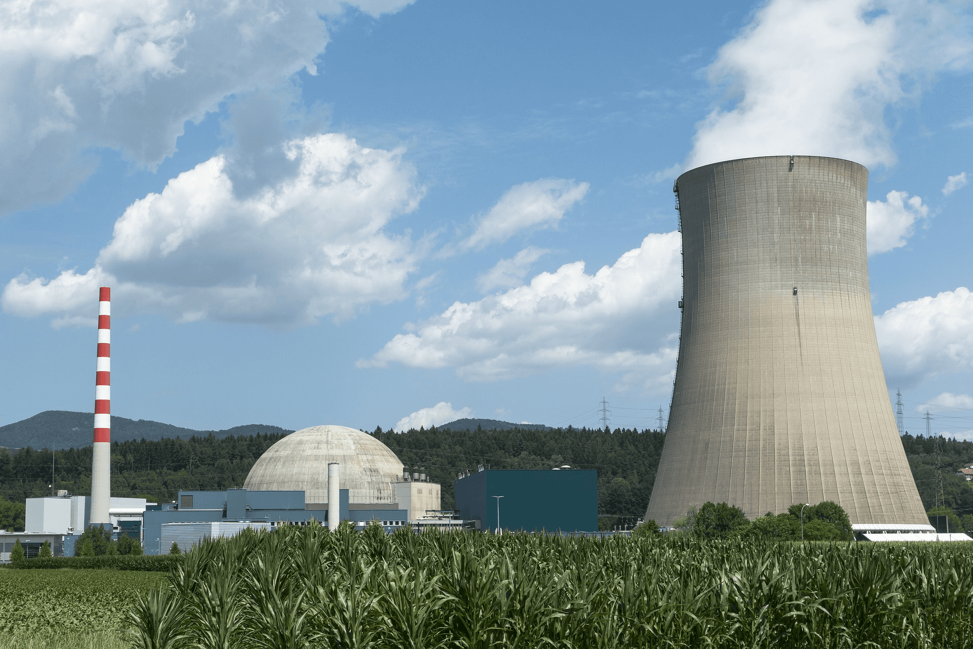 Vista panorâmica de uma usina nuclear com torres de resfriamento, exemplificando a expertise da Agmol em construções complexas e seguras.