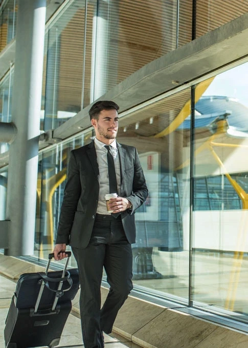 Frankfurt Business Mann am Flughafen mit Koffer