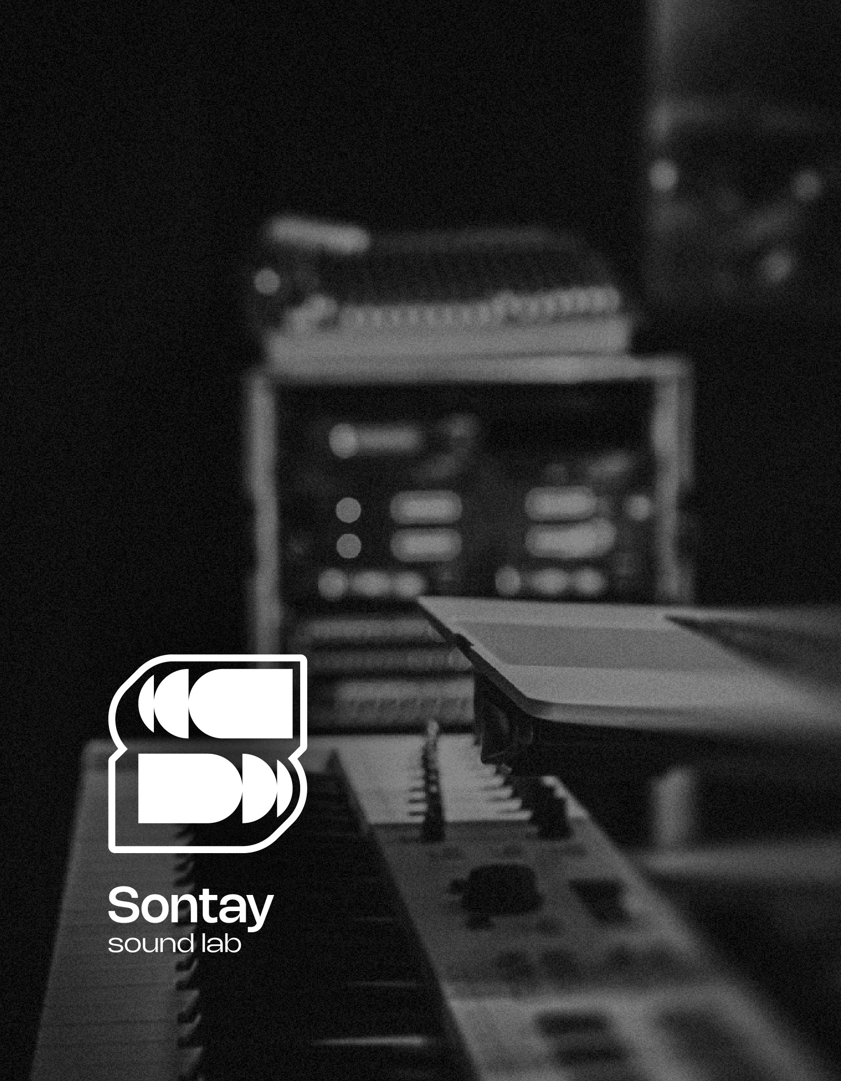 Empleado de Retek en el taller, mirando a cámara con su polo de trabajo