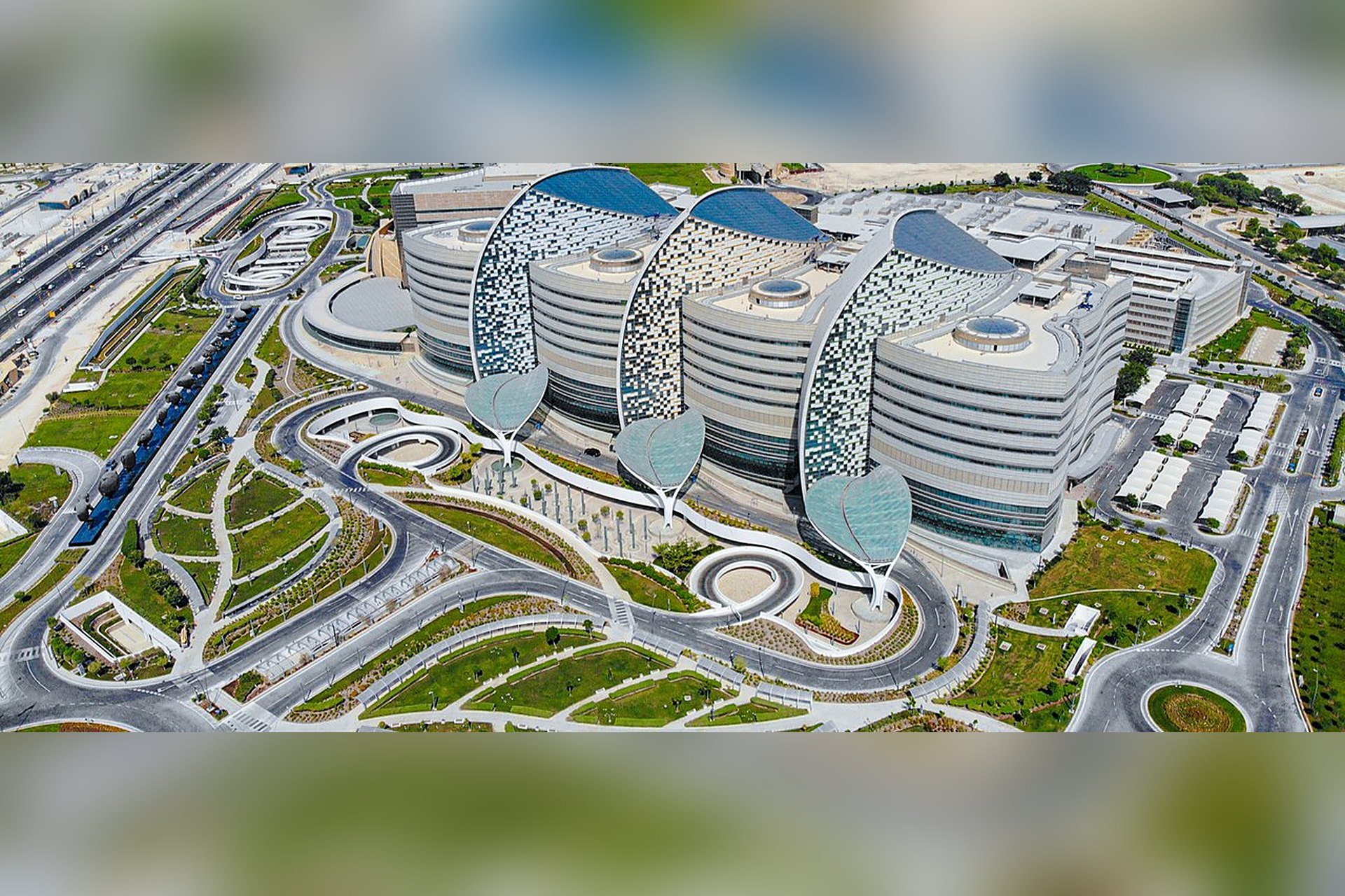 L'hôpital Sidra Medicine vu du ciel à Doha, avec ses trois façades en forme de voiles, l'hôpital des femmes et des enfants