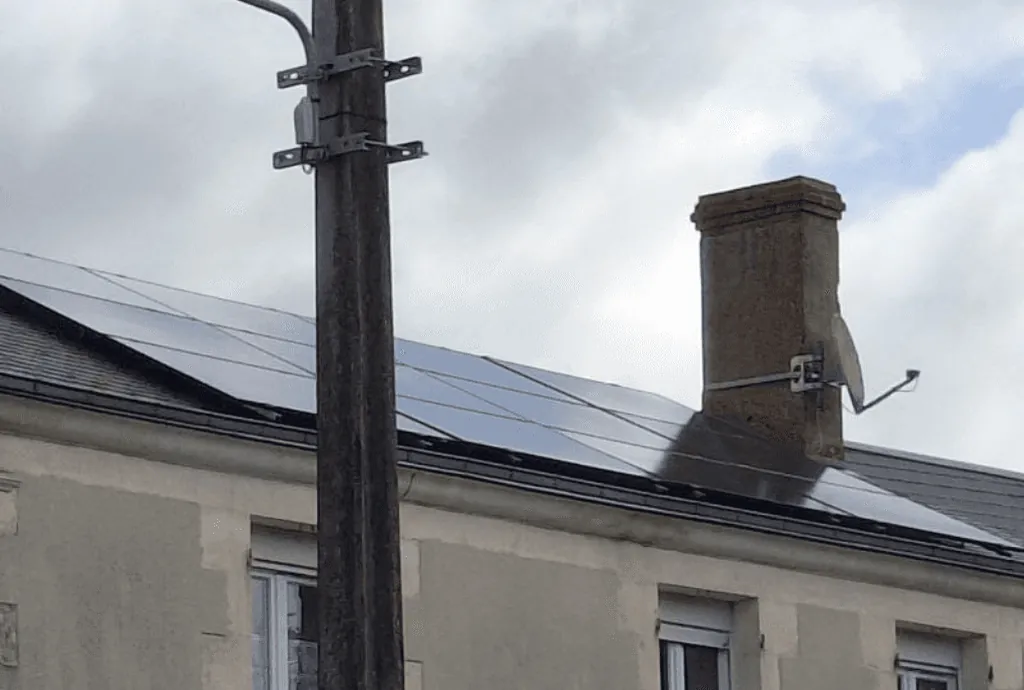 Photo d'un toit d’une maison à Issoudun équipée de panneaux photovoltaïques dont l'installation a été faite par Solarock.