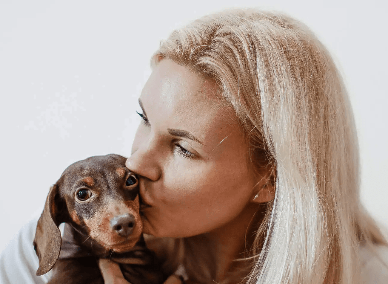 Theresa mit ihrem Hund, repräsentiert den persönlichen und authentischen Ansatz hinter SHEWords HR-Copywriting