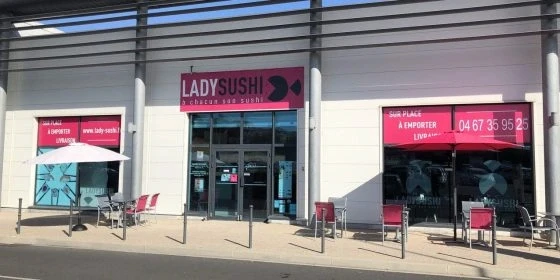 vue extérieur enseigne lady sushi