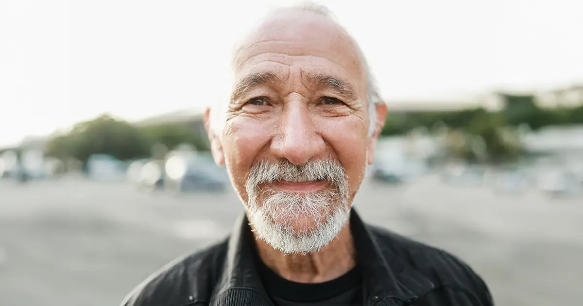 Illustrasjonsbilde av en eldre mann som har blitt helbredet for grønn stær.