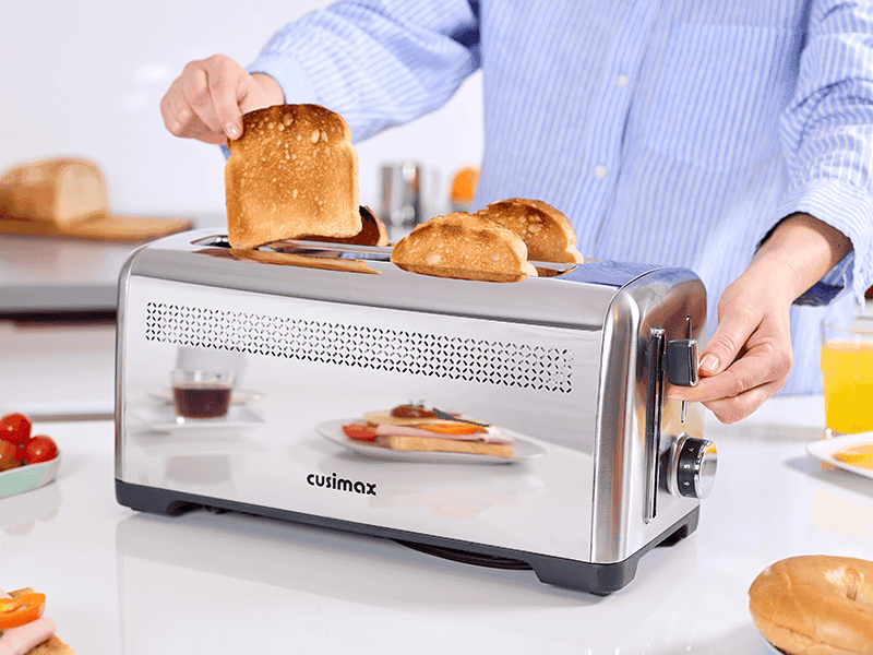 Osoba przygotowuje złocisty tost w tosterze ze stali nierdzewnej Cusimax w nowoczesnej kuchni, fotografia lifestylowa dla e-commerce
