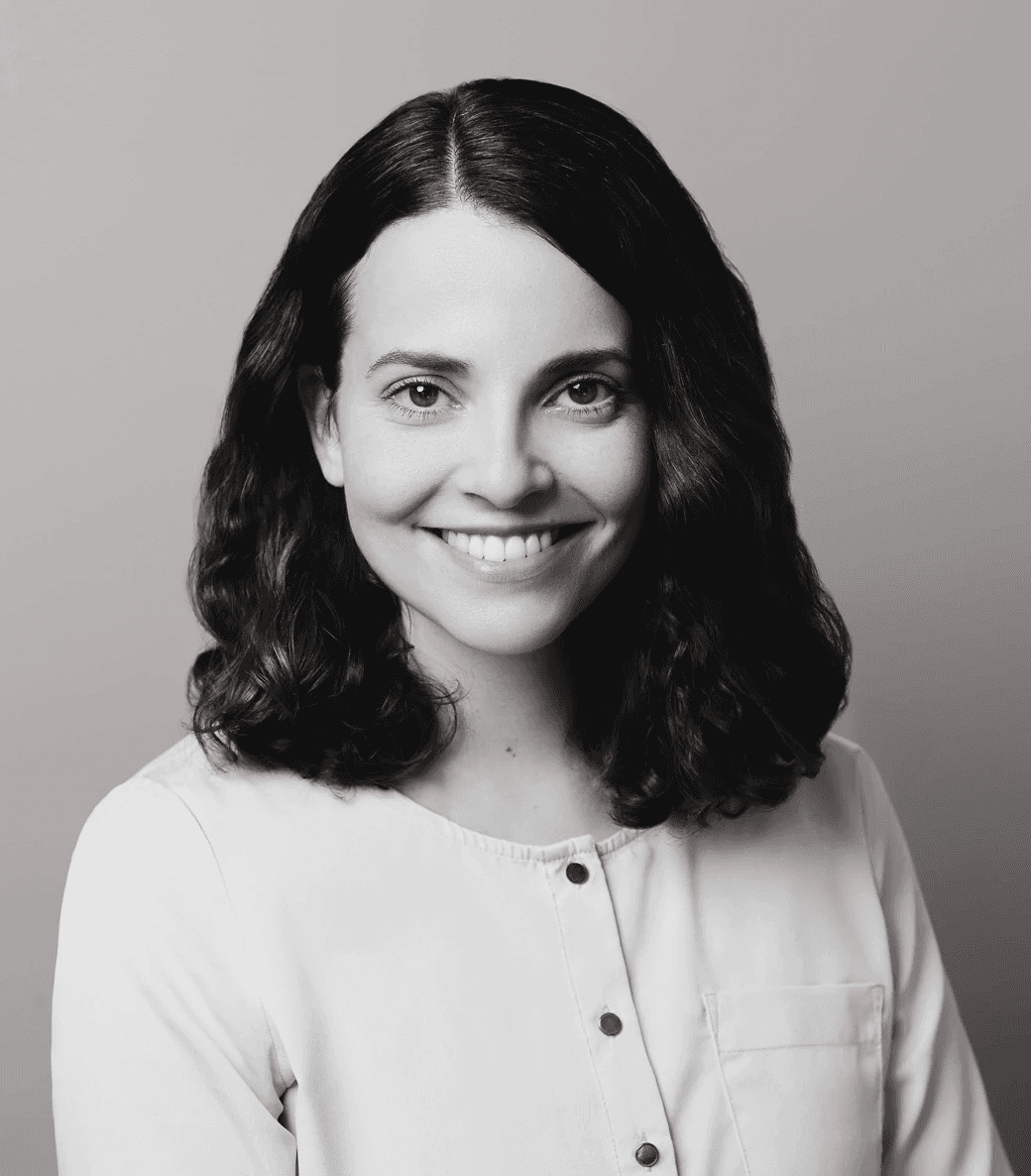 Schwarz-weißes Porträtfoto von Jasmin Müller, Senior PR-Beraterin bei public imaging