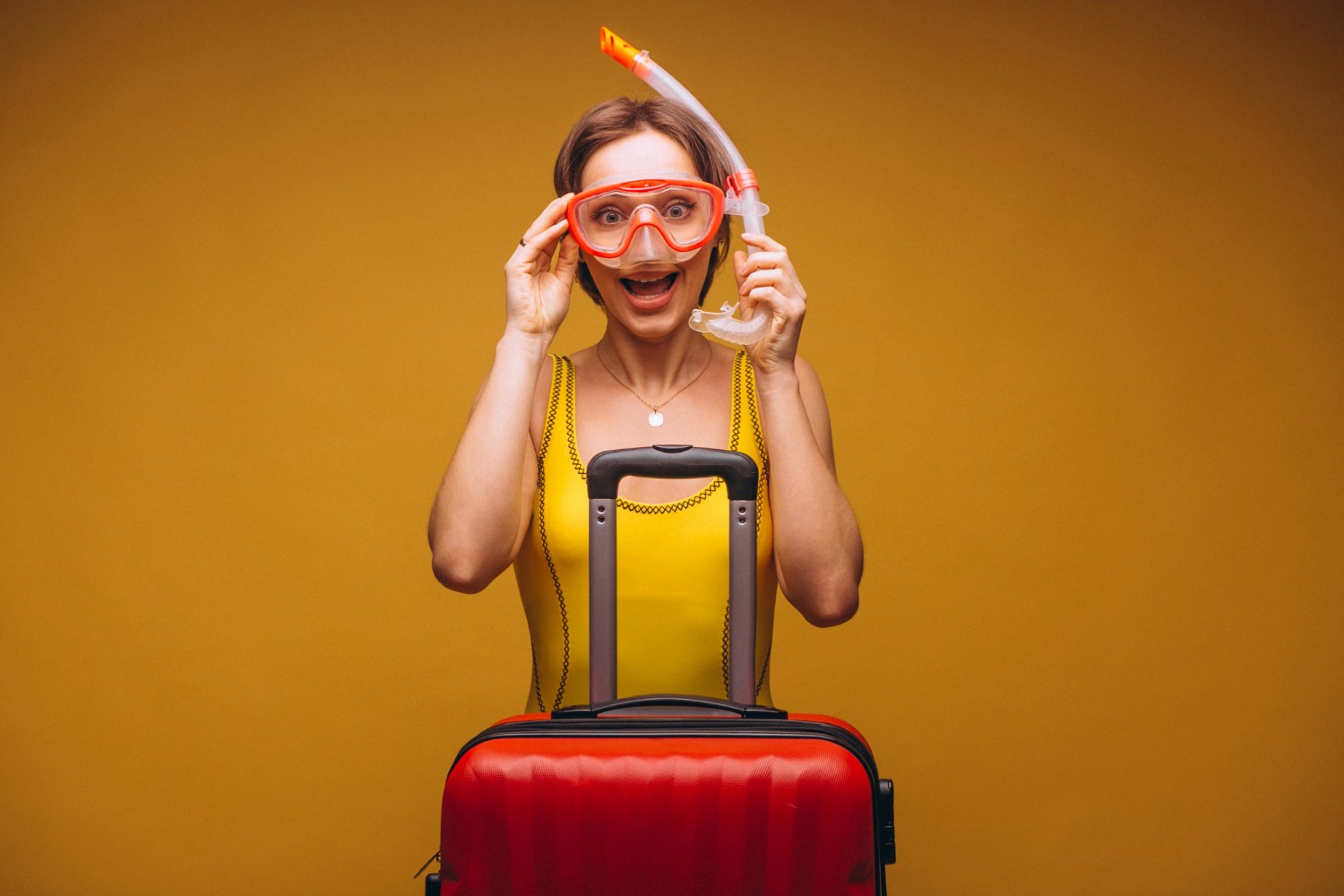 Mulher calculando valores na calculadora e anotando