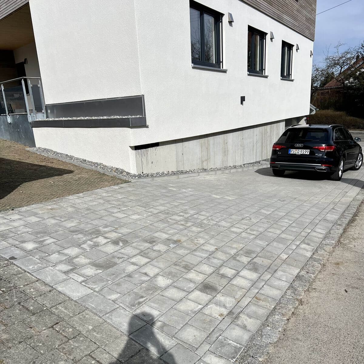 Großflächige Hofpflasterung für ein Wohngebäude in Weingarten, saubere Steinkanten und fachgerechter Unterbau durch Klingenstein Gartenbau.