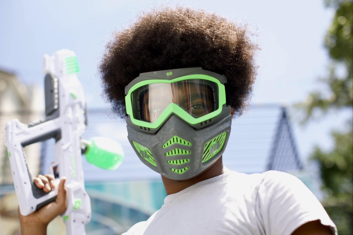 een jonger dat gel batlle speelt