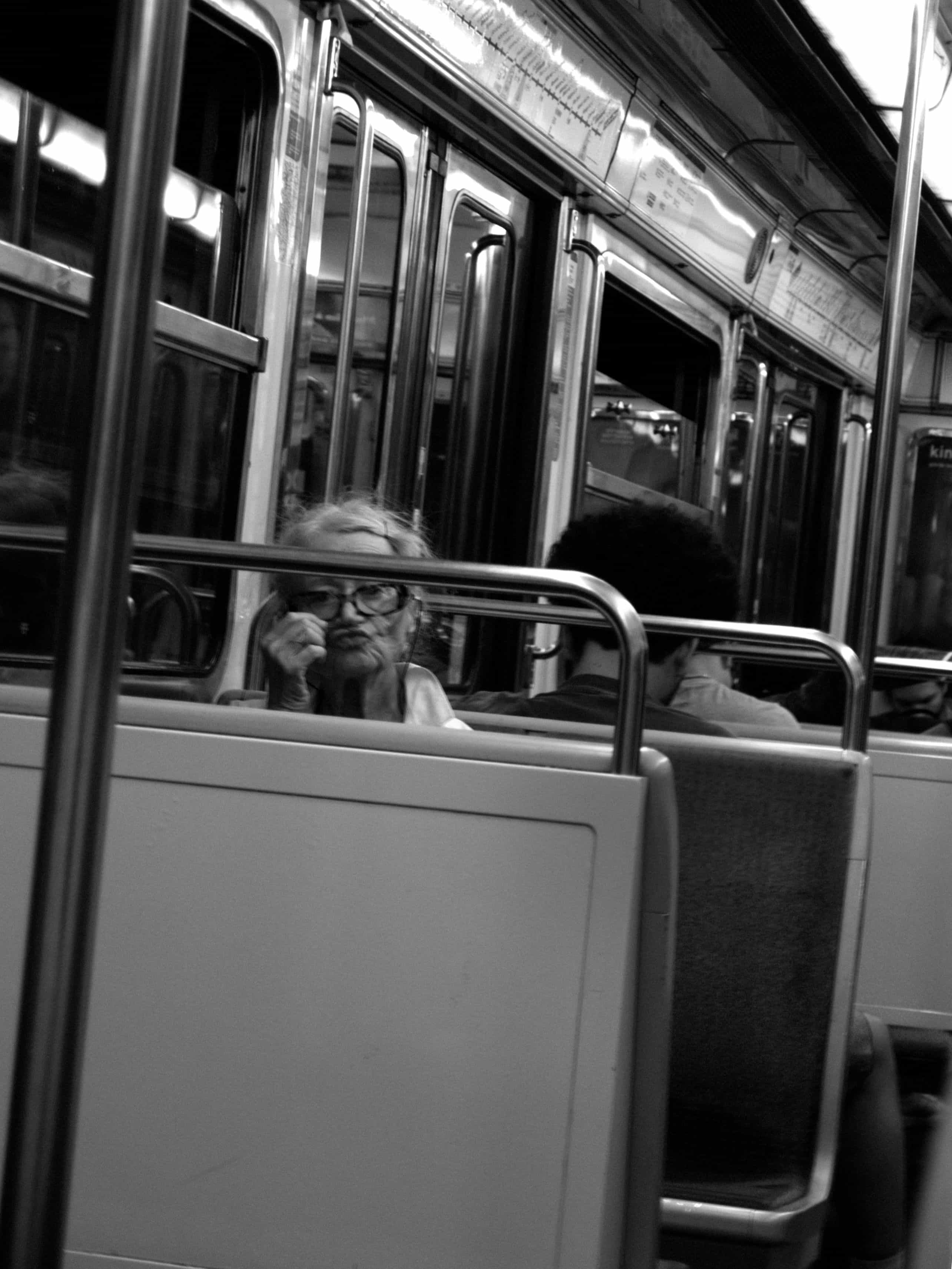 vieille dame dans le métro parisien