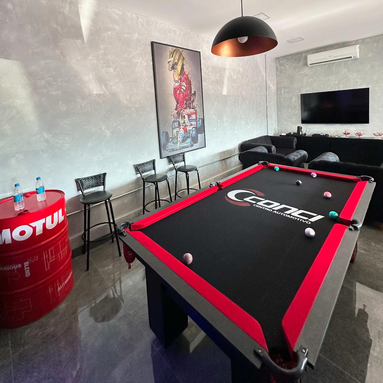 Mesa de sinuca na sala de espera da Conci Centro Automotivo