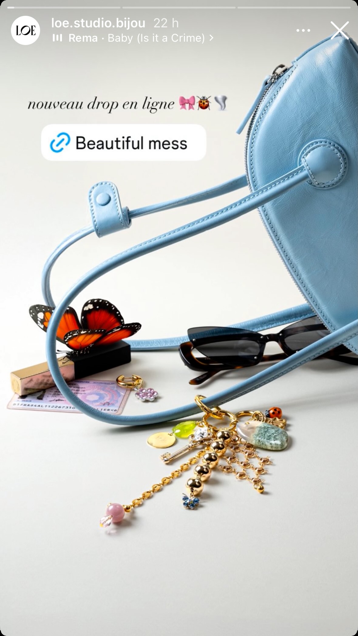 visuel de story Instagram présentant des bijoux de sac haute fantaisie sur sac à main bleu