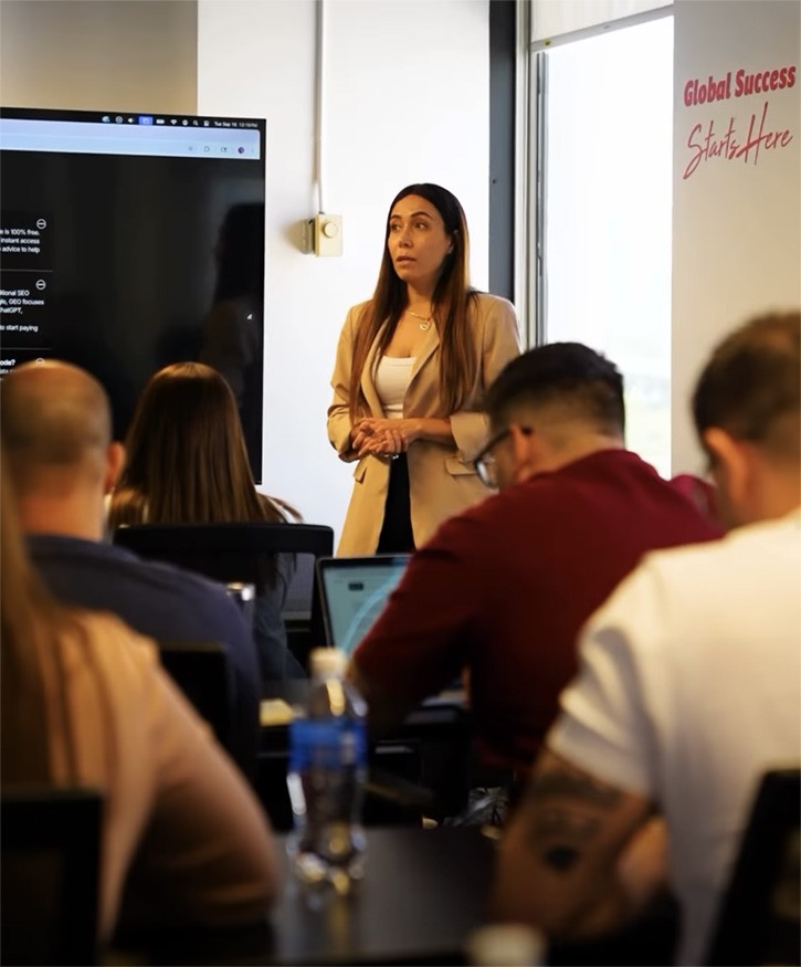 Alejandra Copeland talks about GEO during Procomer's immersion program