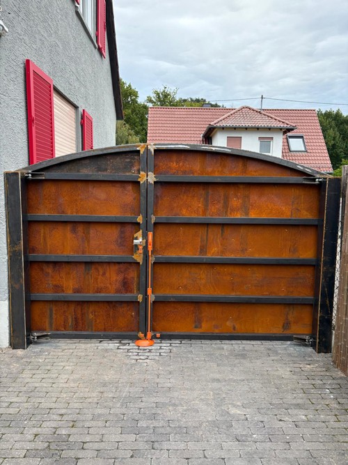 Metalltor für eine Einfahrt.