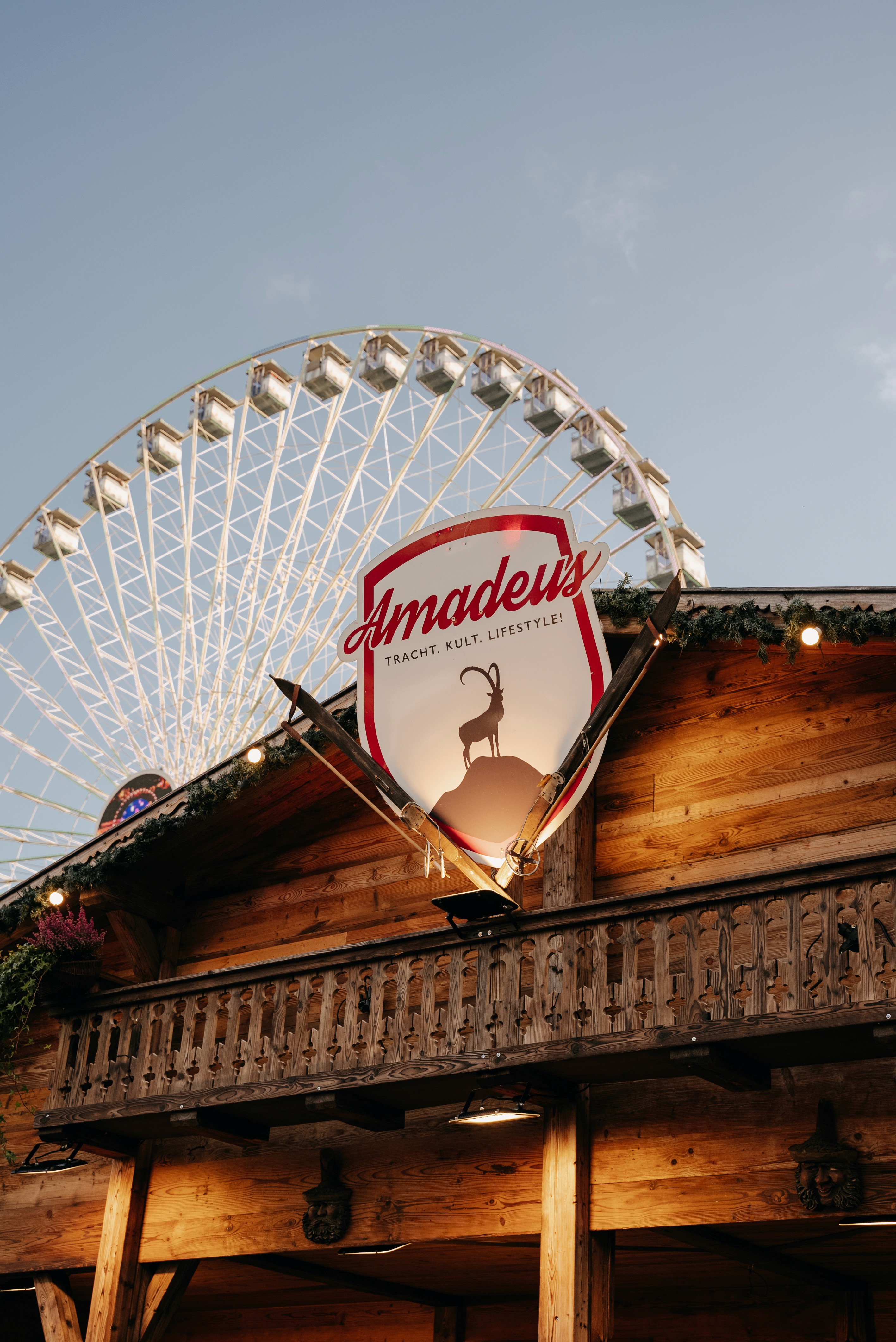 Trachtenladen, Tracht, Dirndl, Lederhose, Tradition, das Albdorf auf dem Cannstatter Wasen/ Volksfest Stuttgart