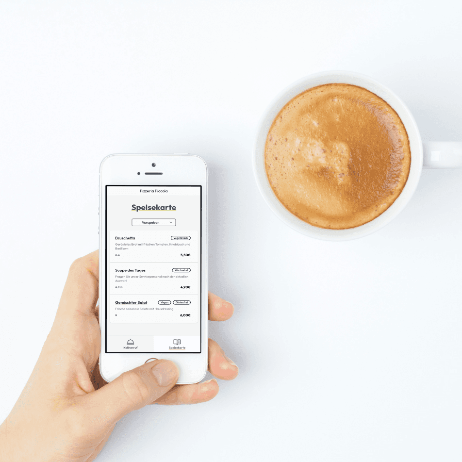 Digitale Speisekarte und Kaffeetasse