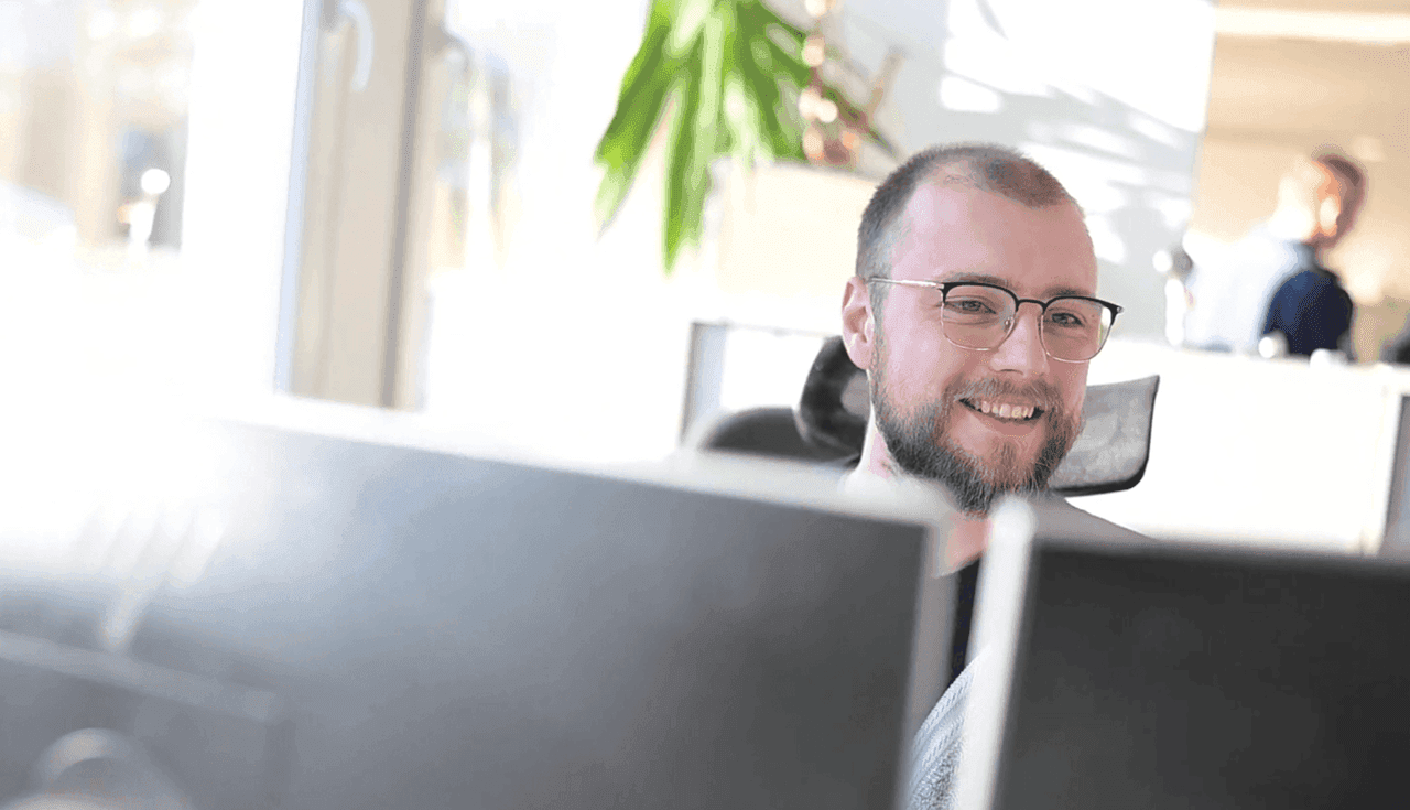 Ein Mitarbeiter vor dem Computer