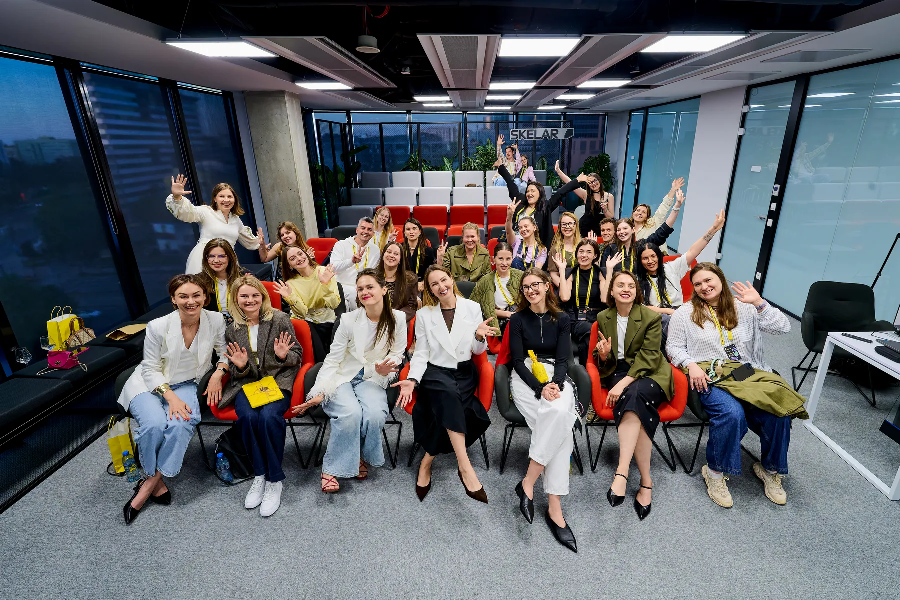 Учасниці та учасники зустрічі People First Club у залі з червоними кріслами