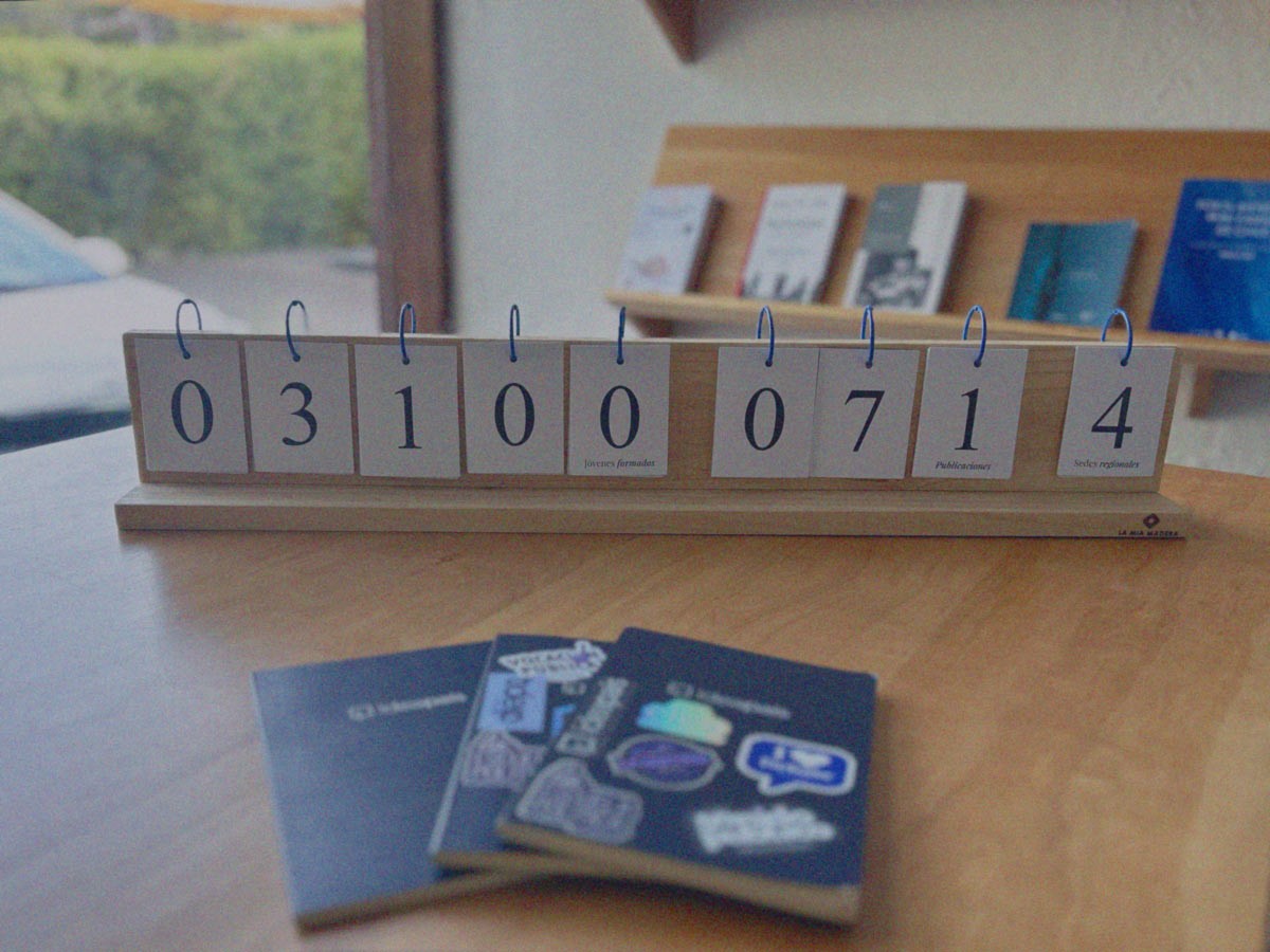 Contador con cifras de impacto de jóvenes formados, publicaciones y sedes regionales, sobre una mesa en la oficina de IdeaPaís.