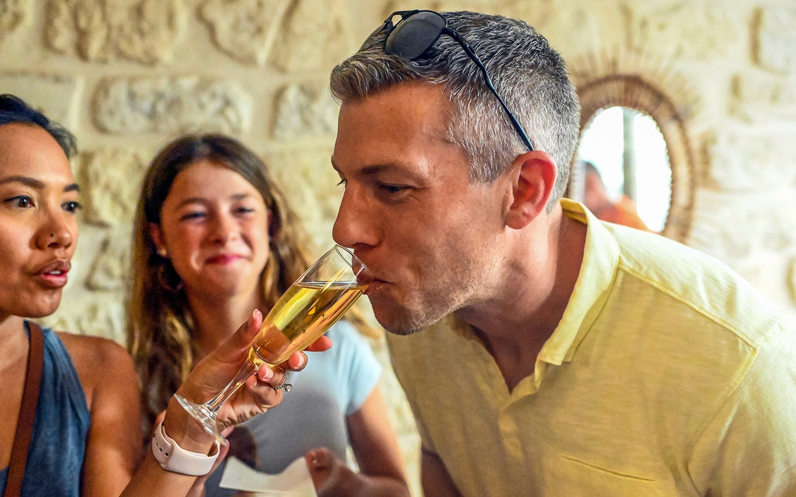 Degustação de champanhe durante um Secret Food Tour em Paris.