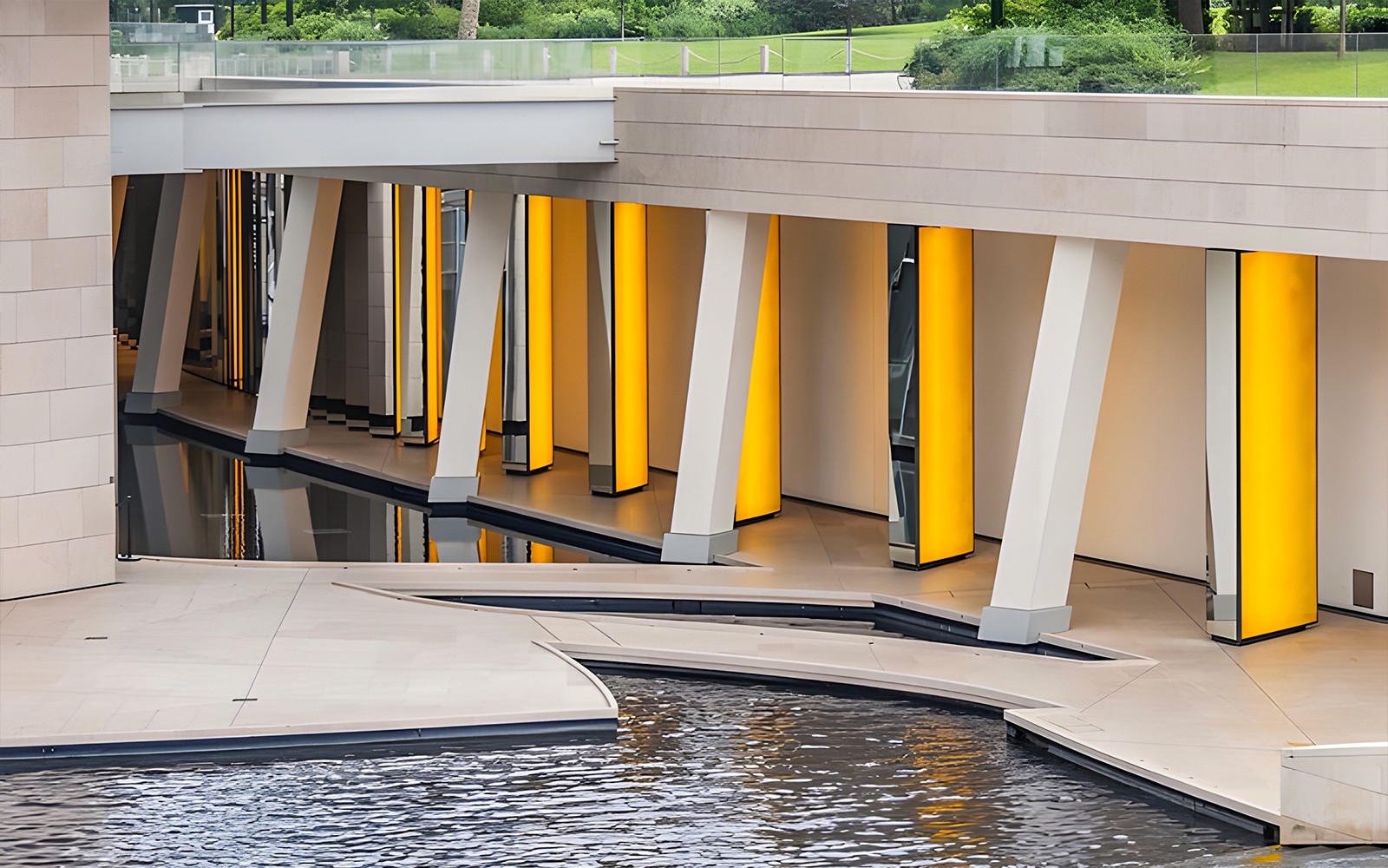 Architecture moderne de la Fondation Louis Vuitton avec des colonnes illuminées et une fontaine, Paris.