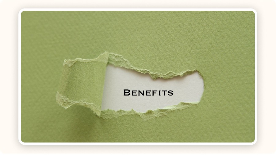 Mot “Benefits” (avantages) révélé sous une feuille de papier vert déchirée