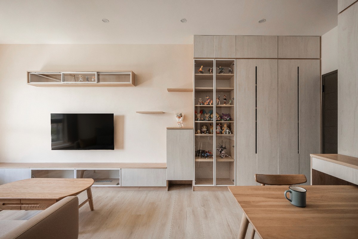木光居住宅室內設計專案，木質收納牆與展示櫃營造溫潤生活空間