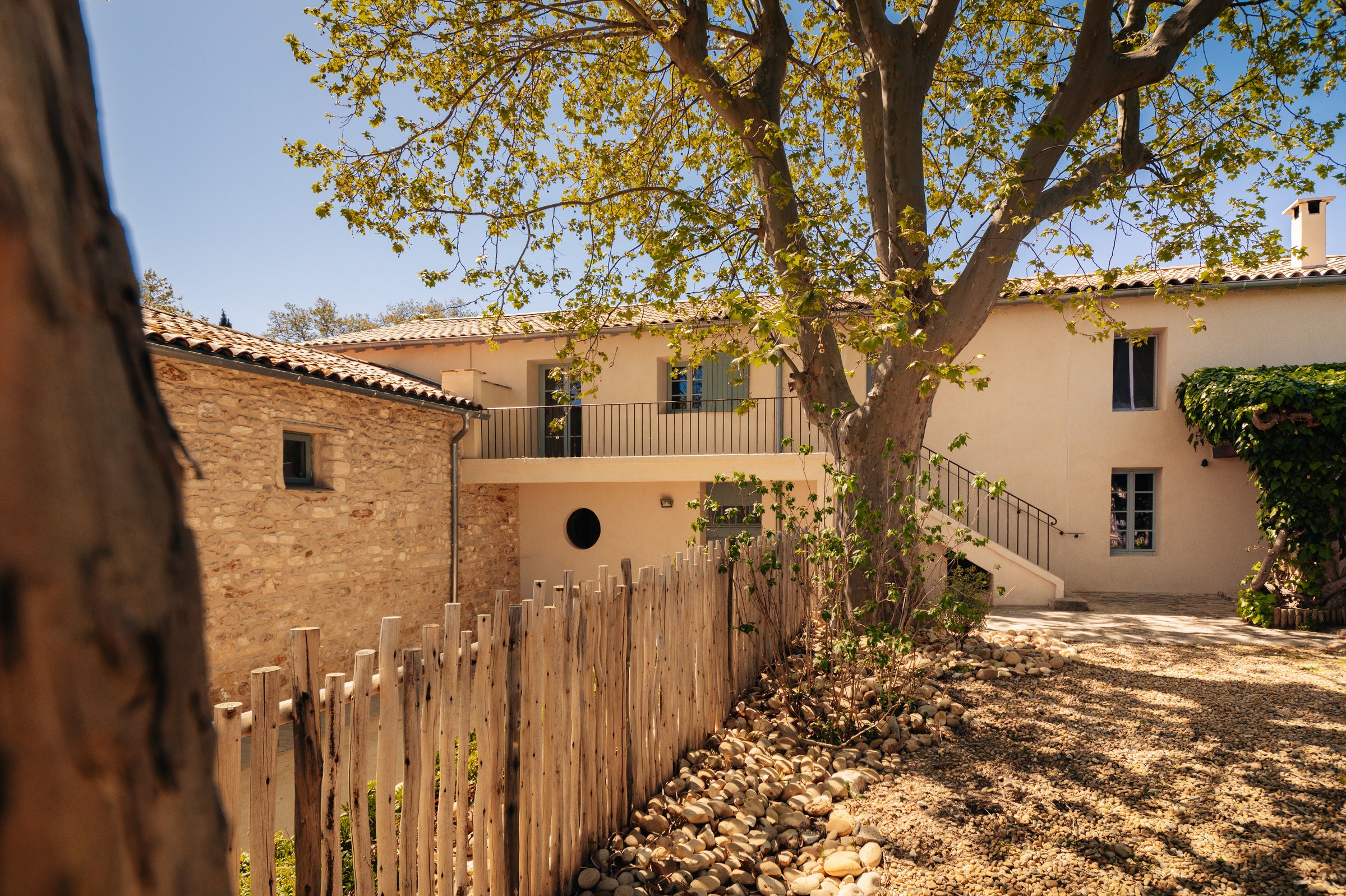 Mas traditionnel en Occitanie rénové par un architecte, rénovation de mas languedocien, demeure de caractère, patrimoine rural, maison en pierre, domaine viticole, cour intérieure méditerranéenne, jardin arboré, architecture du Sud de la France, réhabilitation de bâtiment ancien, restauration du patrimoine bâti, ancienne exploitation agricole transformée en habitation, dépendances en pierre, architecture vernaculaire, volumes authentiques, matériaux naturels, pierre locale, architecture méditerranéenne, rénovation durable, conservation du caractère ancien, transformation d'un mas familial, rénovation de propriété de caractère, rénovation de résidence secondaire, rénovation de domaine viticole, rénovation de ferme ancienne, architecte spécialisé en rénovation de mas, architecte patrimoine, architecte rénovation maison en pierre, architecte Montpellier, architecte Hérault, architecte Occitanie, rénovation de mas à Montpellier, architecture contemporaine respectueuse de l'existant, valorisation du patrimoine, projet architectural sur mesure, Karbone Architectes, rénovation haut de gamme, habitat de caractère, maison de campagne rénovée, architecture élégante et intemporelle.
