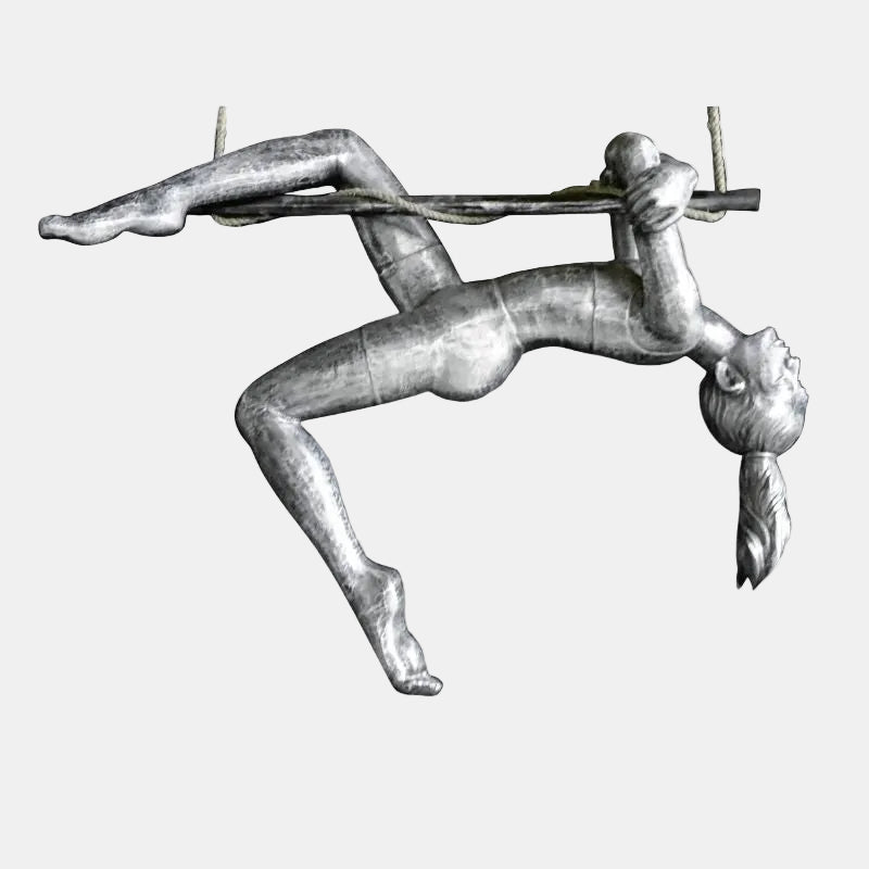 statue femme pendante à la queue de cheval en aluminium couleur argent