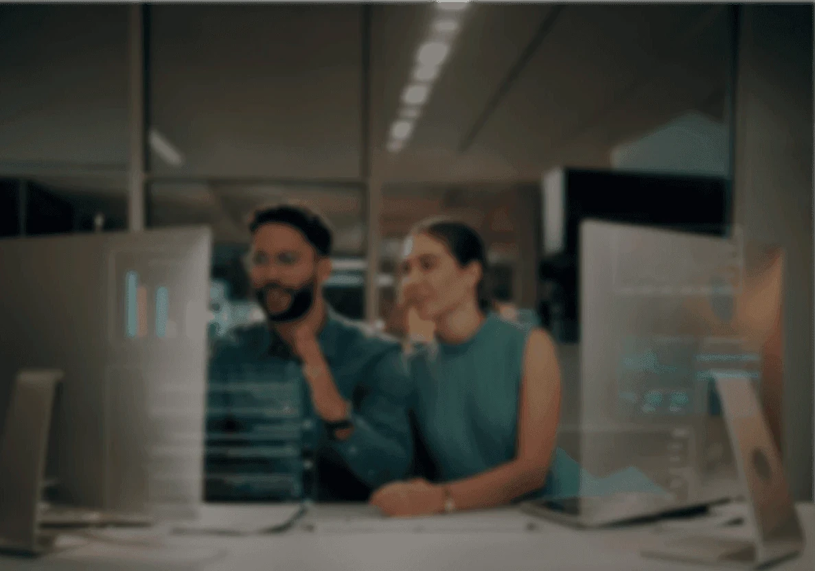 Pessoas trabalhando em ambiente corporativo