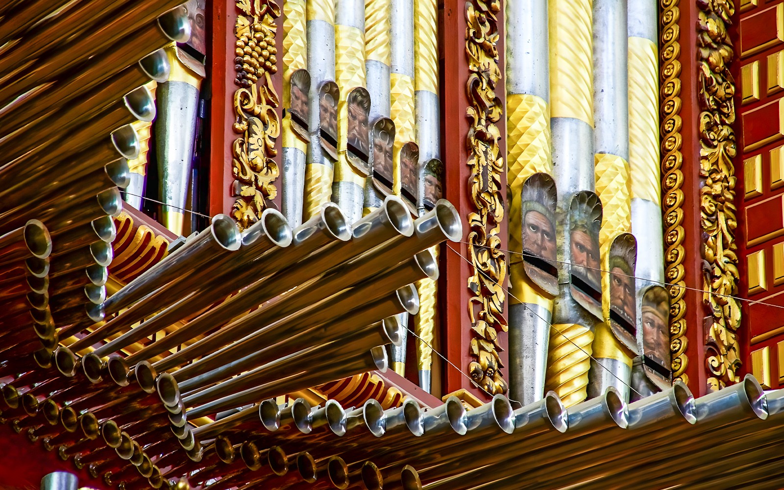 Ornamentierte Orgelpfeifen in der Moschee-Kathedrale von Córdoba, Spanien.