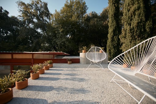 Camino de piedra entre árboles en los terrenos de Cobertizo residencia artística, Jilotepec