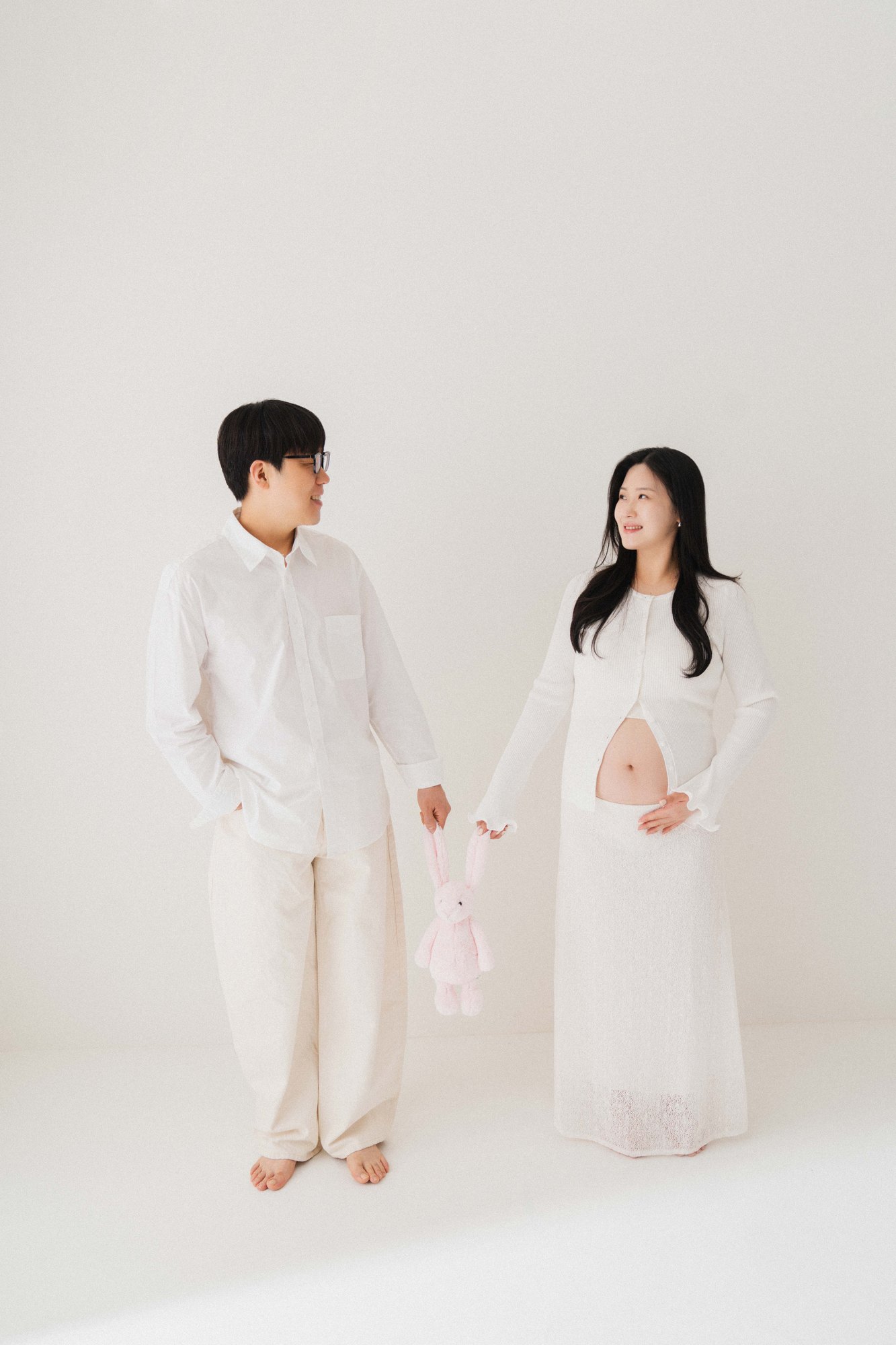 천안만삭사진 촬영 후기 | 스튜디오널이 담아낸 화이트 배경 인물 중심 만삭 촬영