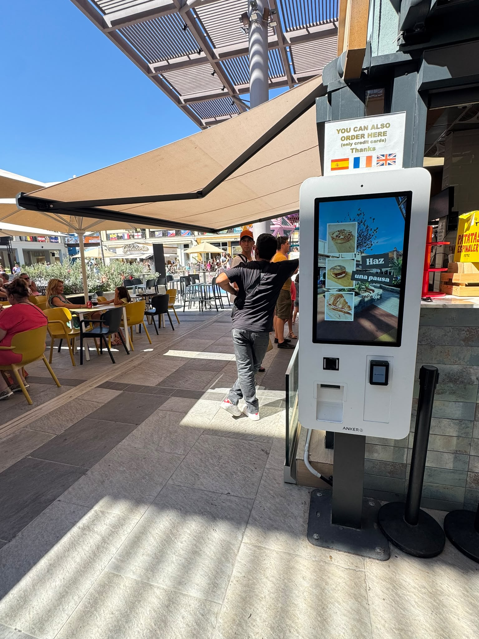 Kiosco de autoservicio instalado en la terraza de un restaurante