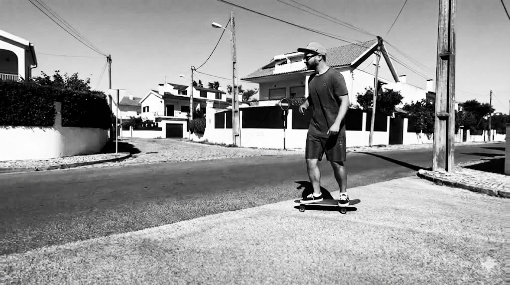 Patrick Meyer beim Skateboarding auf der Straße.