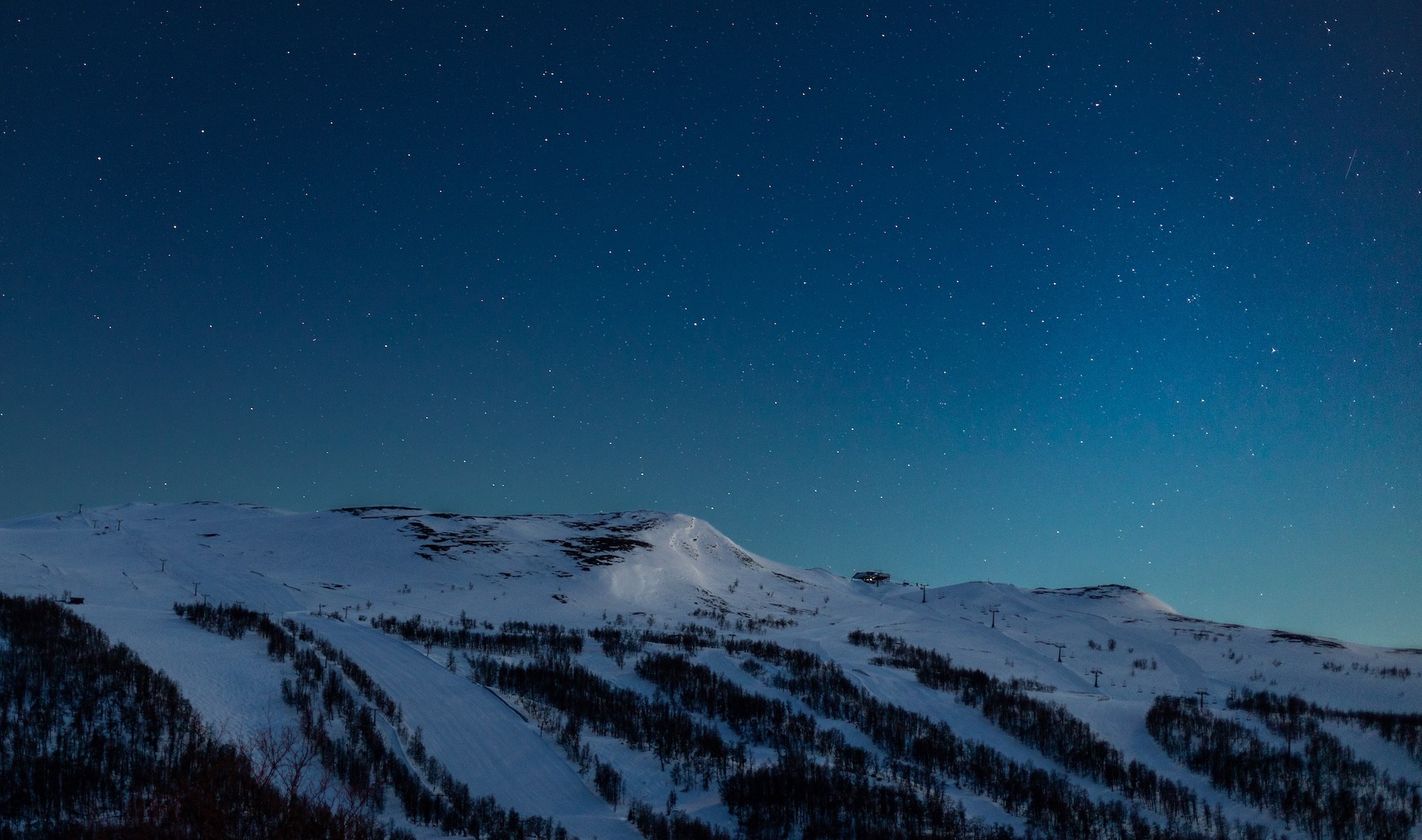 Vinterfjäll i Tänndalen under stjärnhimmel
