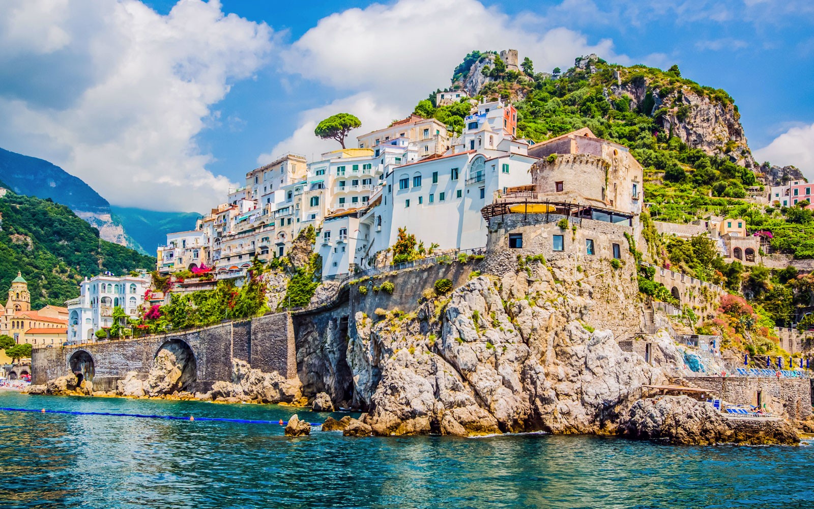 Casas coloridas sobre la roca, costa de Amalfi
