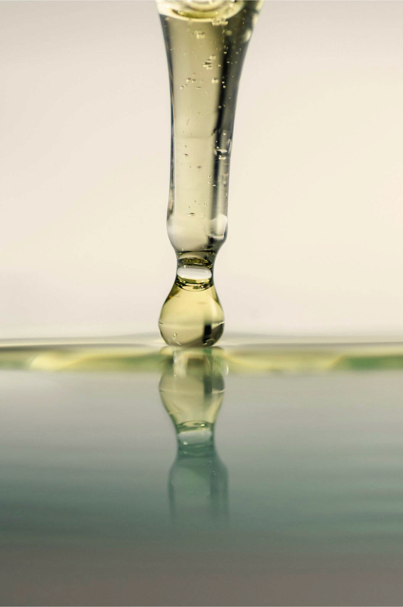 close up sur une pipette avec une solution de soin